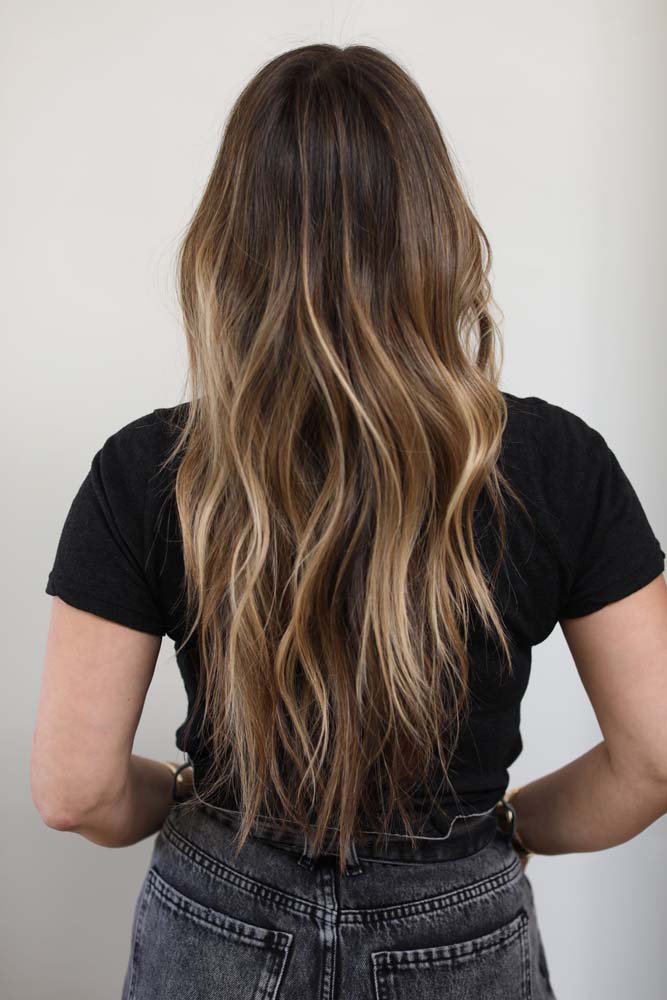 Se você está procurando inspiração para um visual bem despojado e iluminado, dê uma olhada nesse exemplo com cabelo longo desfiado com californianas.
