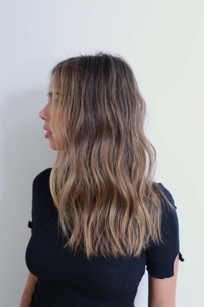 Com mechas bem fininhas na camada externa do cabelo, é possível iluminar o visual todo, sem ter que fazer a coloração global. 