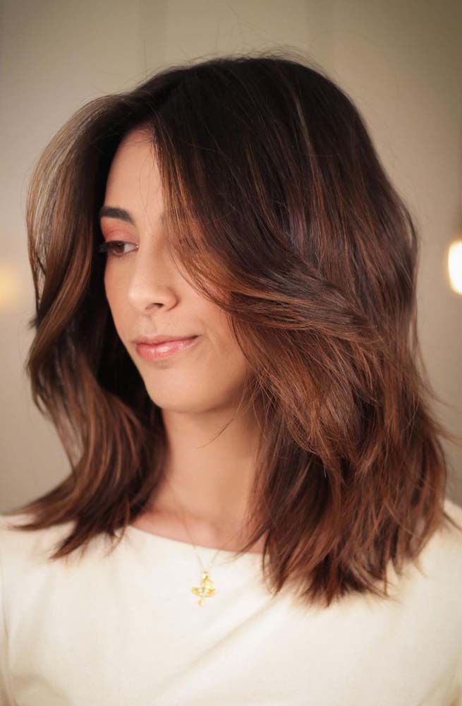 A franja cortininha longa e o leve corte degradê nas pontas trazem mais movimento para este cabelo long bob. 