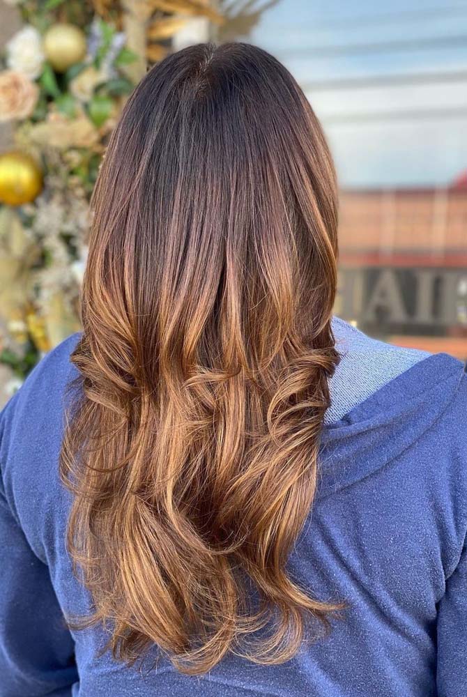 Corte degradê feminino longo e liso com as pontinhas finalizadas em babyliss.