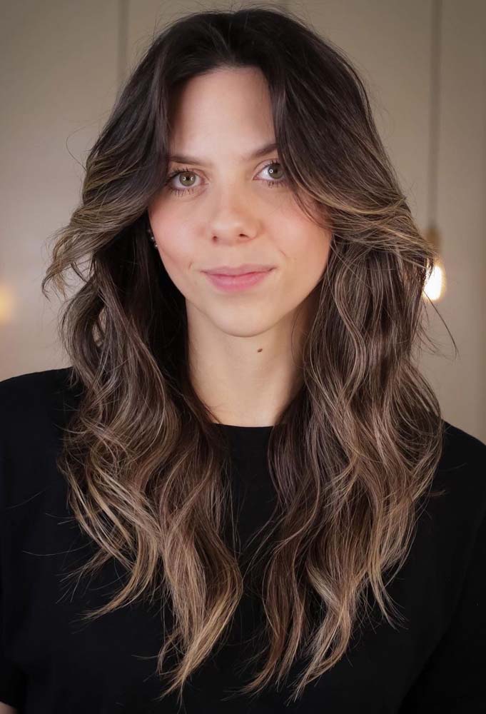 Mais uma ideia de corte degradê feminino longo com franja cortininha para renovar o visual e arrasar!