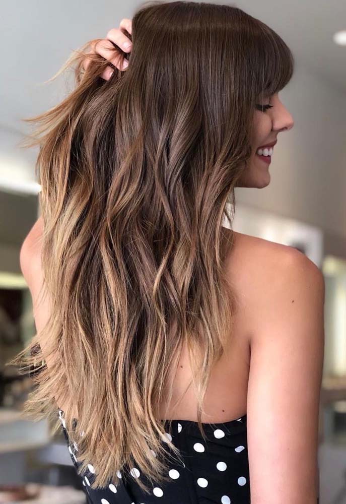 Dê uma olhada na leveza e exuberância desse cabelo com corte degradê feminino longo e iluminação nas pontas.