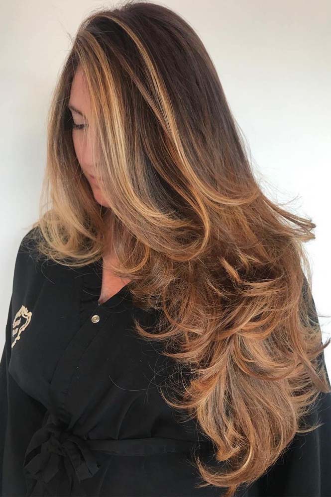 As camadas começam já na linha do queixo nesse outro exemplo de cabelo longuíssimo com corte degradê feminino.