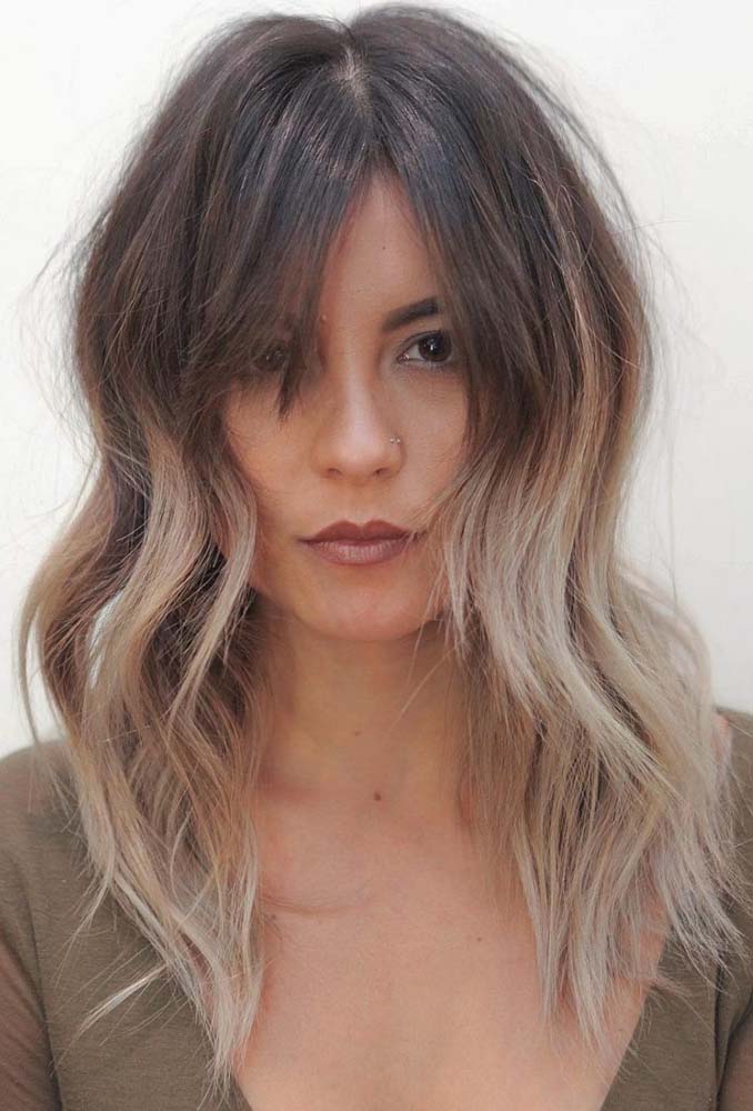 O cabelo longo com franja reta é um corte atemporal e para trazer um visual mais jovial e messy, aposte num acabamento levemente desfiado. 