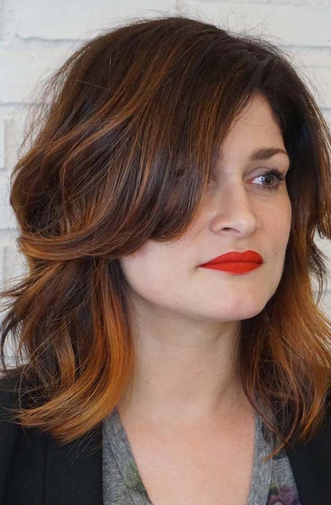 Outra ideia de pixie hair para você se inspirar, dessa vez com duas características que quase sempre andam juntas: o sidecut e a franja lateral desfiada. 