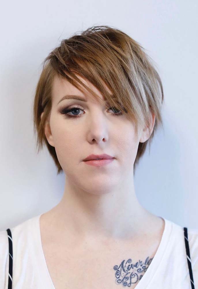 Outra ideia de pixie cut com franja lateral, mas dessa vez com a camada de cima bem desfiada. 