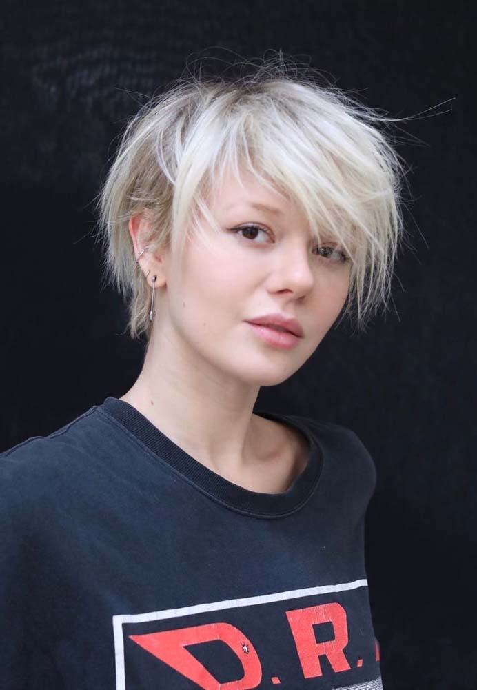 Outra ideia de cabelo pixie bem desfiado, perfeito para quem quer praticidade e muito estilo para o seu dia a dia.