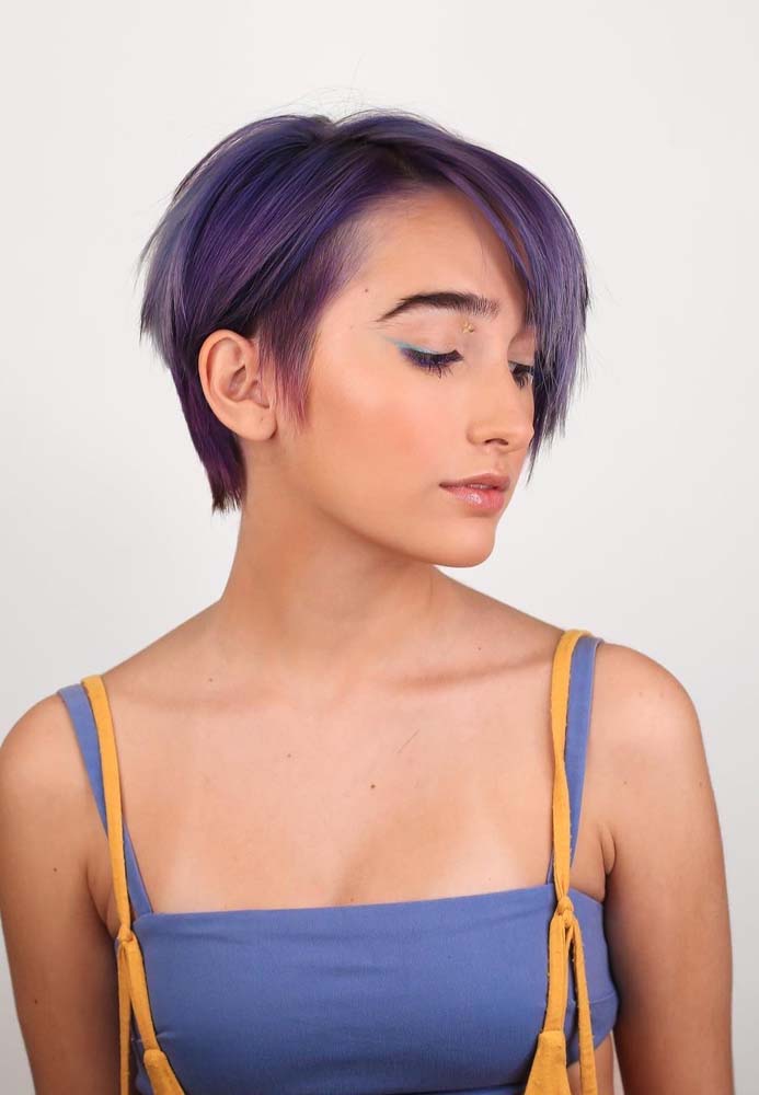 Já para quem quer um visual mais ousado, um corte pixie com franja lateral e um sidecut bem rente à raiz.