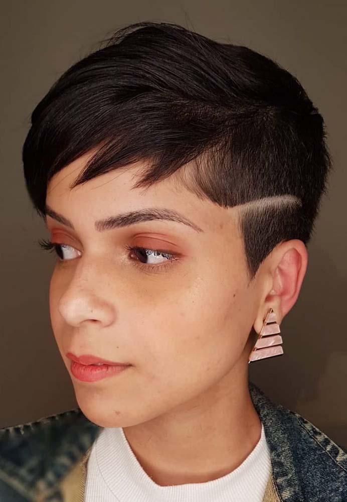 Muito estilo nesse corte curtíssimo com um sidecut com risco e os fios no topo no mesmo comprimento da franjinha lateral. 