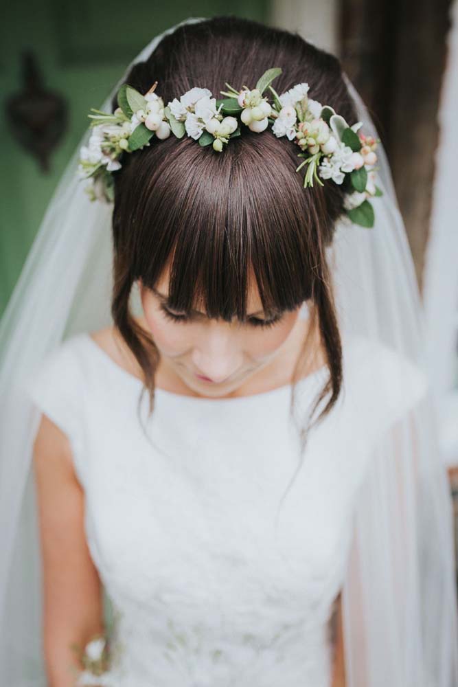 Nesse penteado com cabelo médio para casamento, a coroa de flores e folhas garante um toque da natureza, mais volume e também divide as áreas do cabelo.