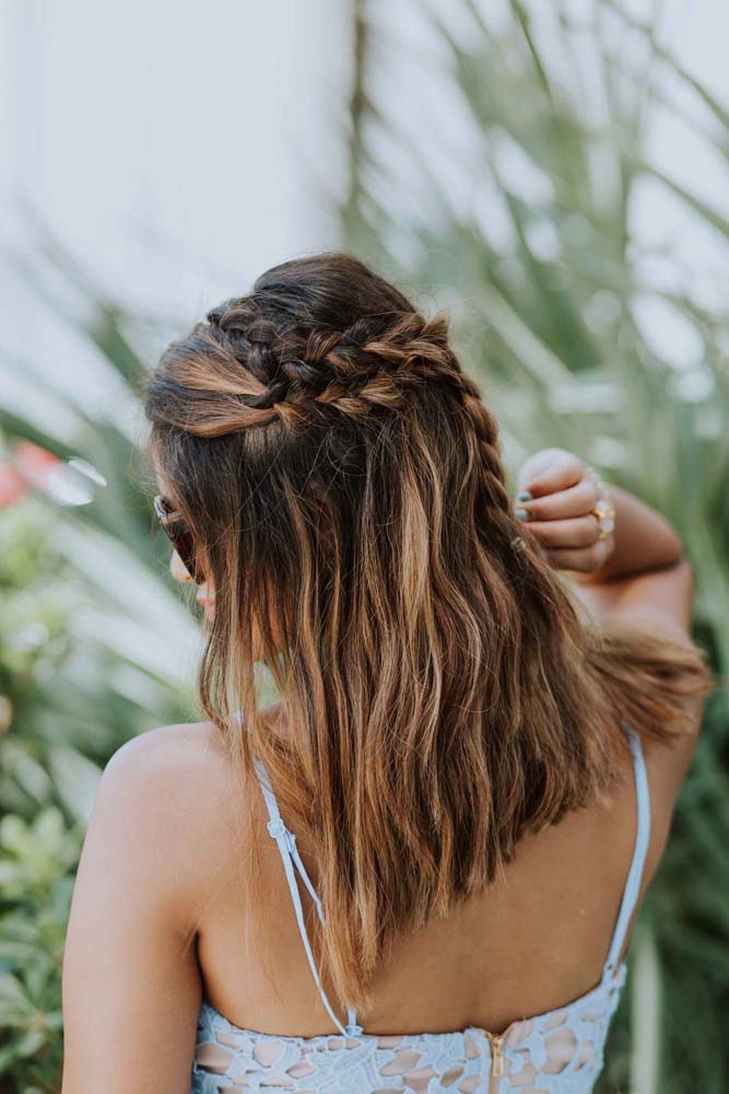 Fazer uma trança embutida é uma ótima forma de prender parte do cabelo, deixando o restante solto e garantindo mais textura para o visual como um todo.