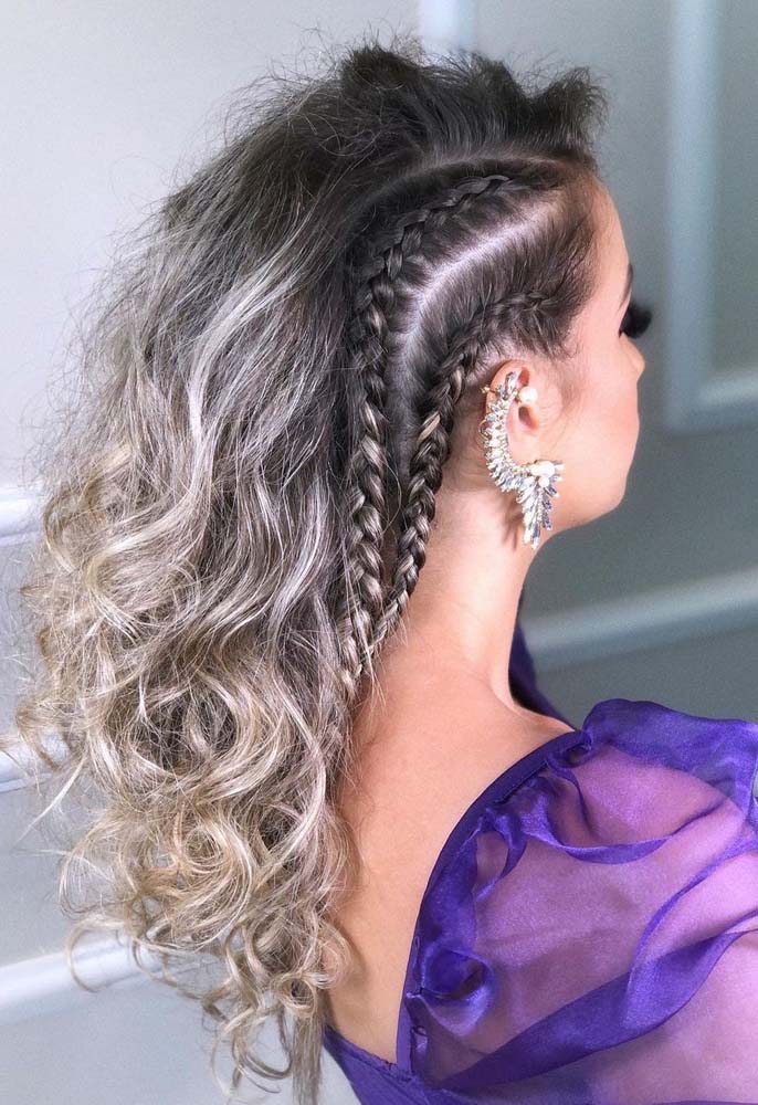 Você também pode apostar nas tranças embutidas e paralelas (tipo nagô) na lateral do cabelo, deixando o restante do cabelo solto e bem volumoso para um visual cheio de atitude. 