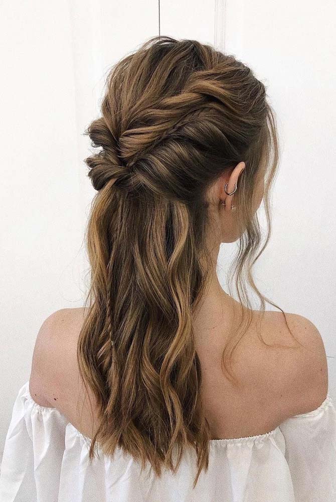 O penteado com as mechas torcidas e presas na parte de trás pode ser feito de várias formas, inclusive com dois pares de mechas, como neste aqui. 