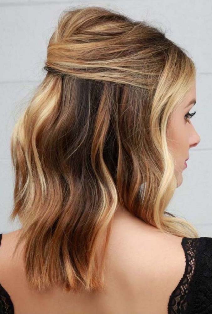 Fácil e perfeito para usar no dia a dia ou em uma ocasião especial, um penteado para cabelo de médio semi preso, com as mechas de cima se encontrando numa torção na parte de trás com volume no topo.