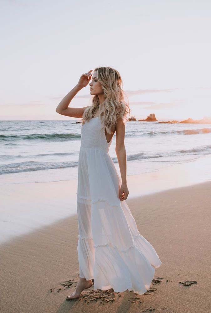 Começando com uma saída de praia longa tipo vestido branco evasê, bem soltinho e levemente rodado para proporcionar muito frescor, conforto e estilo.