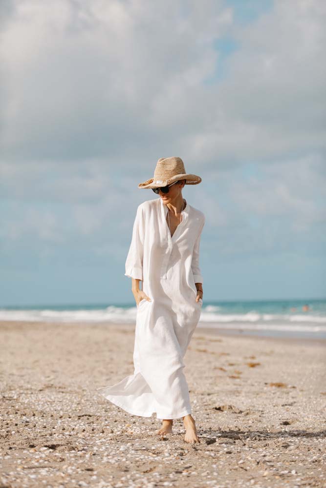 A túnica longa branca é sempre uma opção acertada quando o objetivo é fazer um look simples e elegante com saída de praia.
