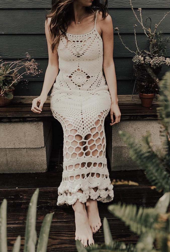 Mas se o seu estilo é mais um boho chic, confira os detalhes dessa saída de praia tipo vestido de crochê.