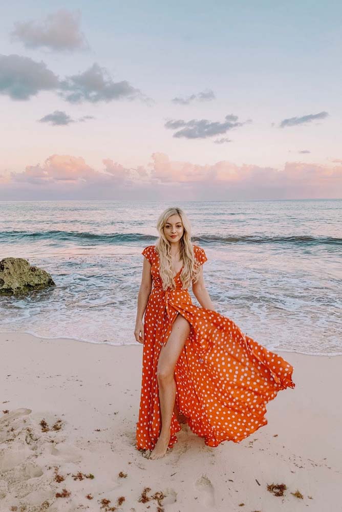 Saída de praia longa colorida que pode ser facilmente confundida com um vestido de verão, o que a faz ser perfeita para usar na praia e também para curtir a cidade nos dias mais quentes.