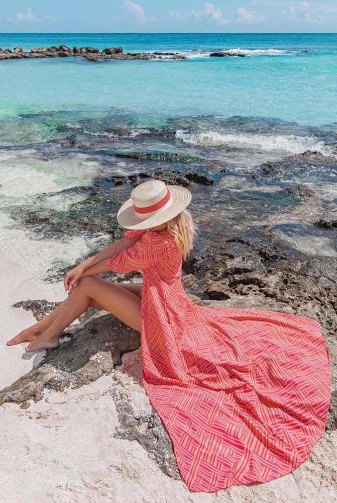 Colorida e elegante, uma saída de praia em dois tons de rosa bem longa e esvoaçante com manga média.