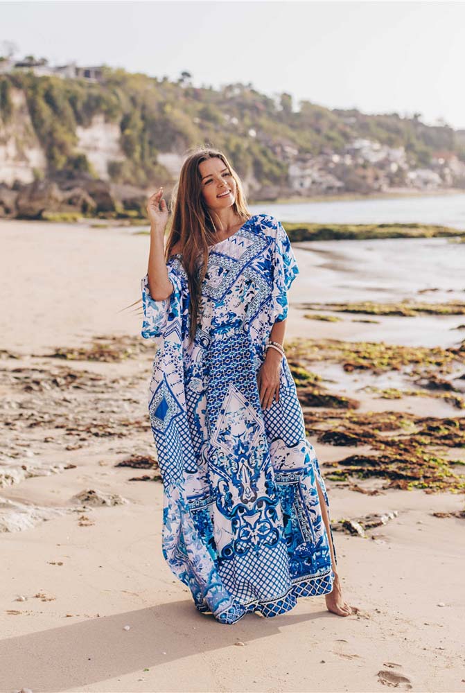 Mais uma ideia de saída de praia bem soltinha com um kaftan longo branco com estampa azul. 
