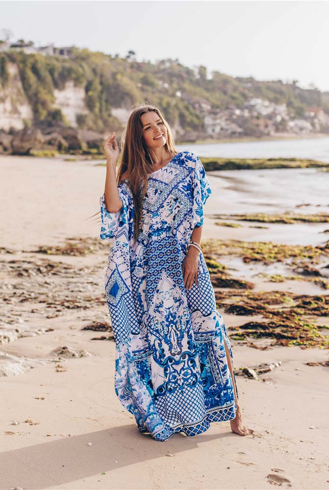 Mais uma ideia de saída de praia bem soltinha com um kaftan longo branco com estampa azul. 