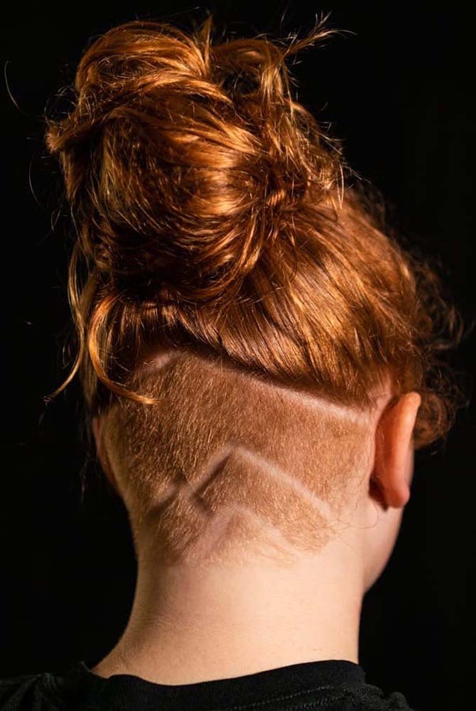 A divisão em V deste undercut feminino na nuca com o restante do cabelo inspira também os riscos que remetem às montanhas feitos nele. 