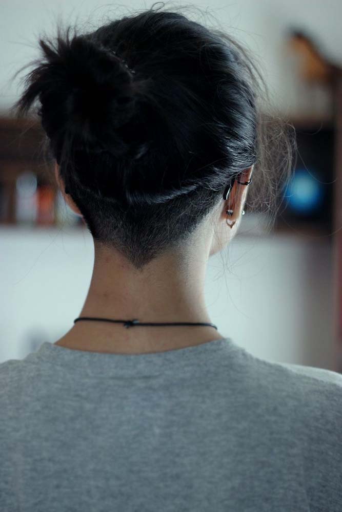 E que tal esse undercut feminino simples com o pezinho da nuca reto, em forma de V?