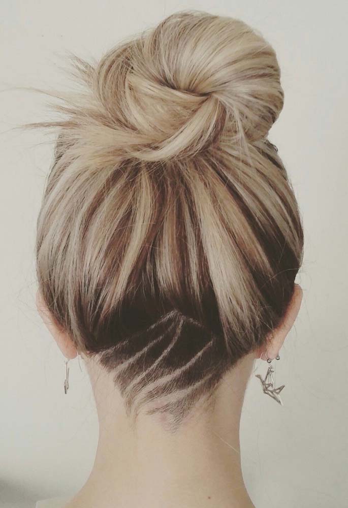 Mais uma ideia de undercut discreto e que ganha um toque de delicadeza a mais com um desenho de linhas curvas finas, 