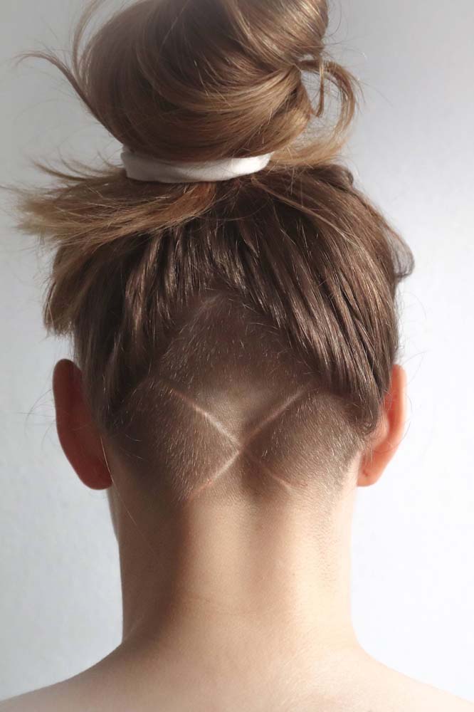 Esse exemplo aqui é cheio de simplicidade, mas sem abrir mão do estilo com um undercut feminino na nuca com risco fininho em forma de X.