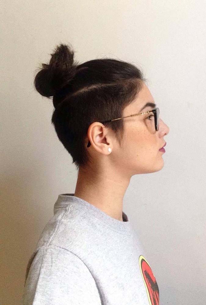 Mais uma ideia de undercut profundo, isto é, que toma quase toda a parte de trás e da lateral do cabelo, dessa vez feito com um pente maior na máquina.