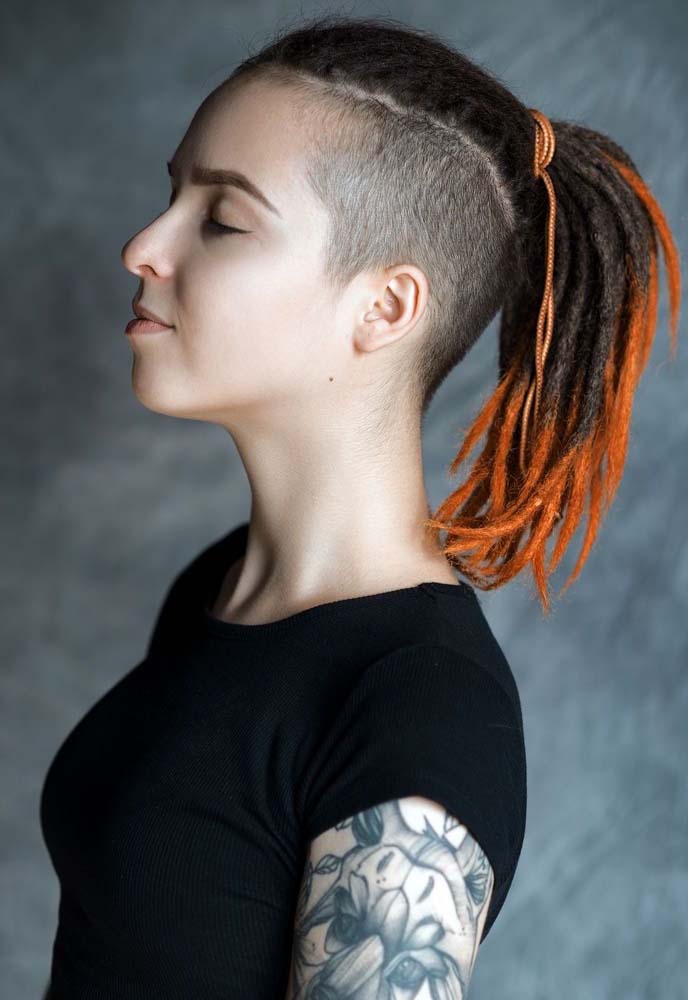 Outra ideia que une o undercut e dreadlocks no mesmo visual, dessa vez com iluminação laranja bem vibrante só nas pontinhas. 