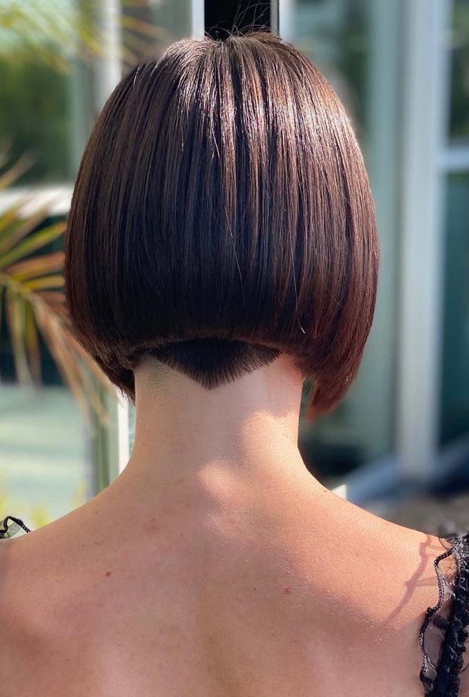 Cortes retíssimos que satisfazem até os mais perfeccionistas nesse cabelo chanel com undercut em forma de V na nuca.