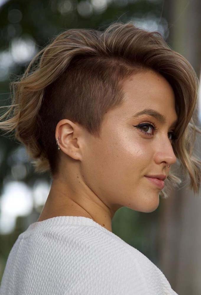 O undercut feminino bem alto dá ainda mais leveza para os fios ondulados na altura do queixo desse visual.