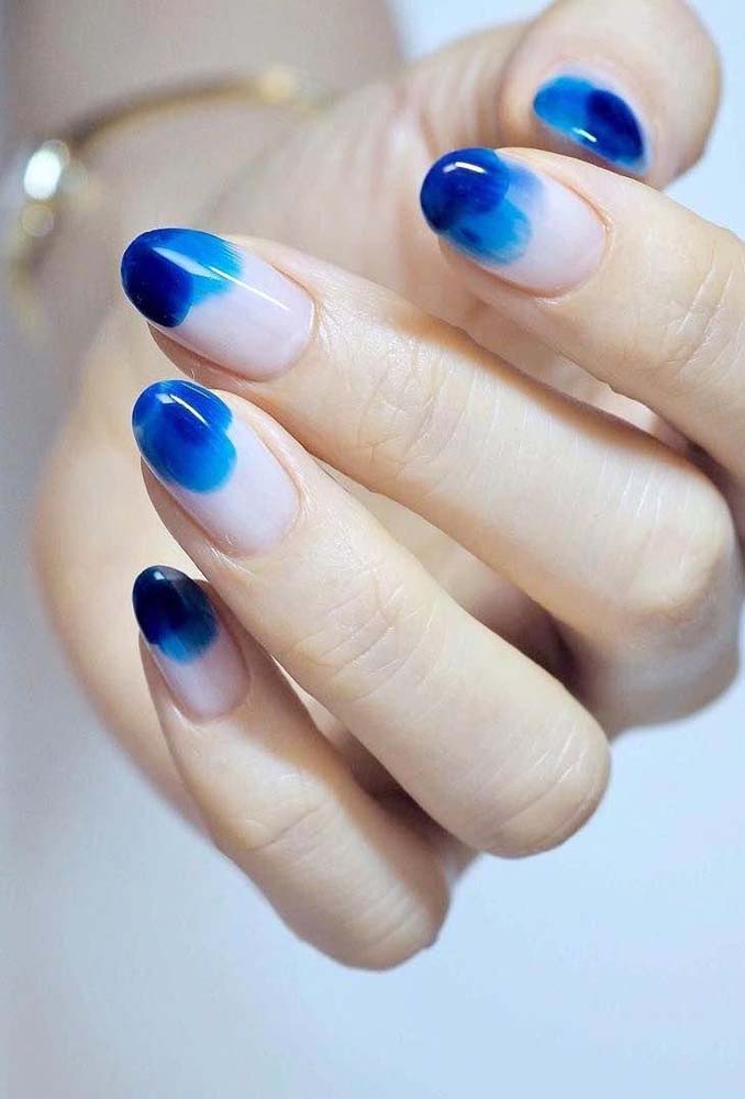 Aposte também em algumas pinceladas de azul celeste e royal só nas pontas das unhas para criar um tipo diferente de francesinha. 