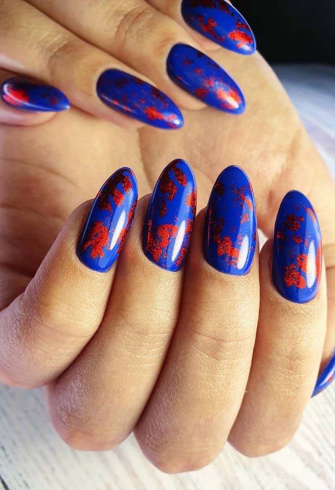 Muito poder e ousadia nessas unhas decoradas azul royal com toques de esmalte vermelho com glitter. 