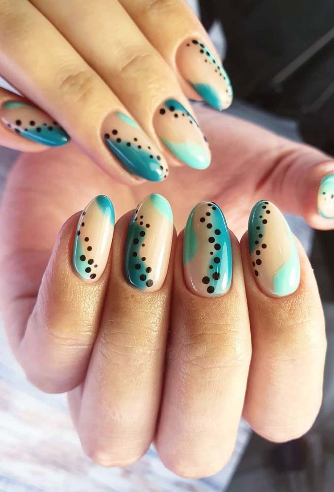 E que tal apostar em unhas decoradas azul turquesa bem orgânicas? Combine com pinceladas de esmalte nude e um caminho de bolinhas pretas como nesse exemplo.