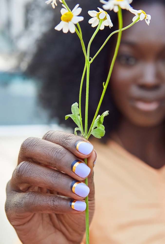 Simplicidade e elegância nessas unhas decoradas azul com dourado na francesinha invertida, feita próxima à cutícula. 