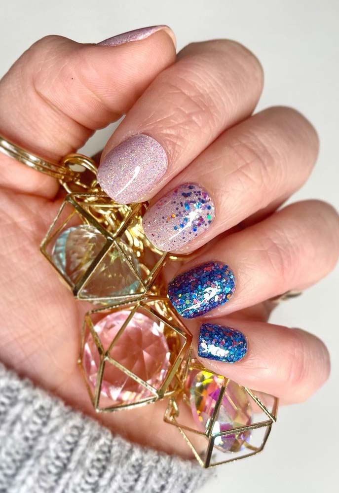 Uma composição cheia de glitter e confete para completar seu look de festa bem alegre e divertido.