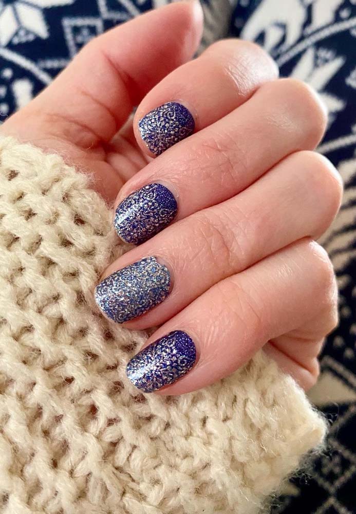 Já nesse aqui o glitter prateado aparece por cima do azul índigo em todas as unhas.