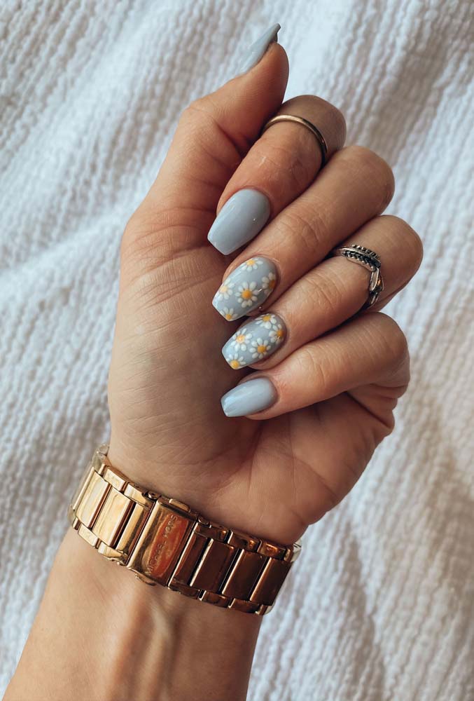 Delicada e bem jovial, essas unhas decoradas azul bebe com margaridas brancas nas gêmeas são as escolhas perfeitas para quem quer apostar no estilo tumblr. 