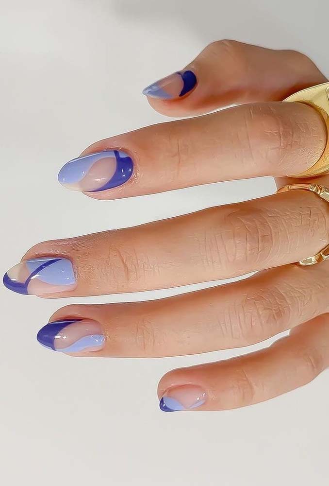 Tendência na nail art, as unhas gráficas ficam perfeitas em azul e podem ganhar diferentes desenhos em cada unha.