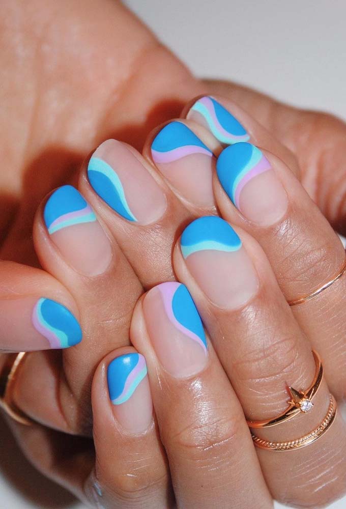 Mas se você quer trazer o movimento e o frescor das ondas do mar para as suas unhas, aposte numa composição gráfica em azul celeste, turquesa e um toque de rosa claro. 