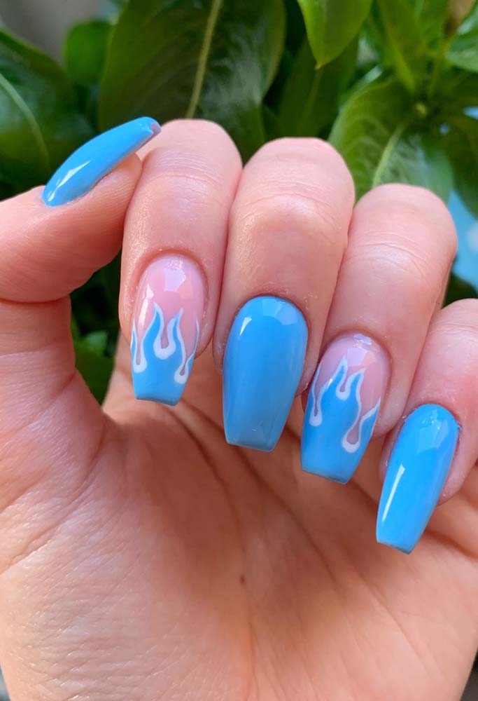 Sucesso nos últimos anos, as flame nails com chamas desenhadas nas francesinhas ficam super charmosas em azul. 