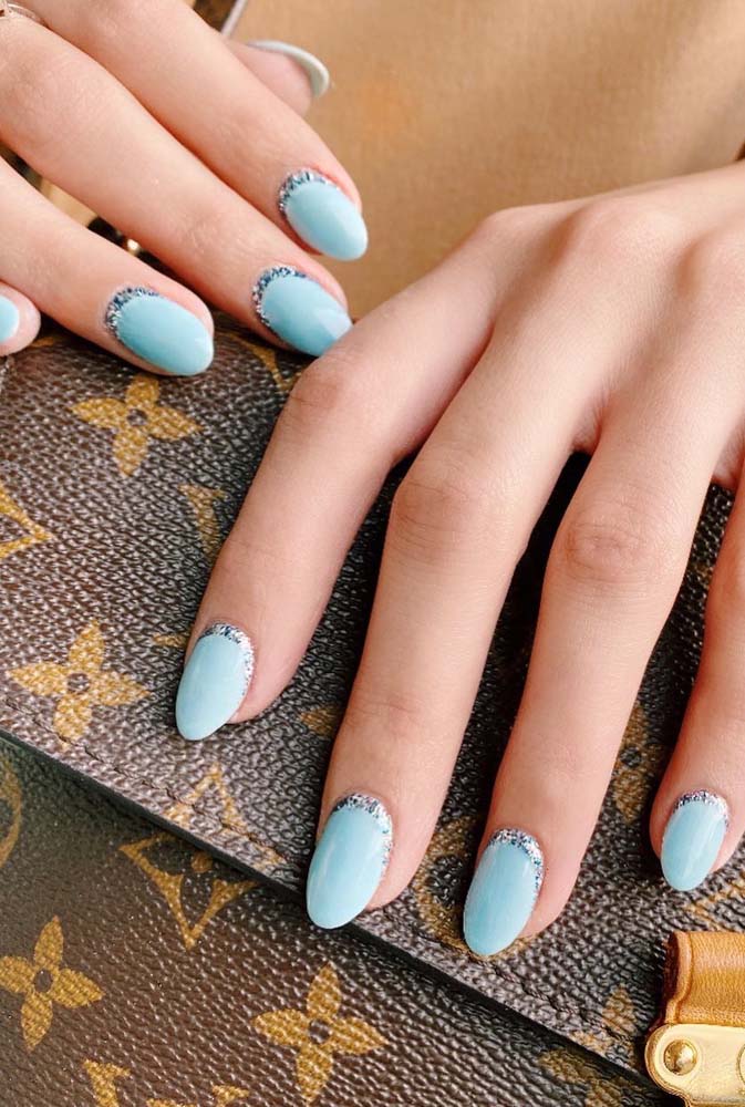 Por fim, muita elegância nessas unhas decoradas azul tiffany com francesinhas invertidas feitas de glitter prateado. 