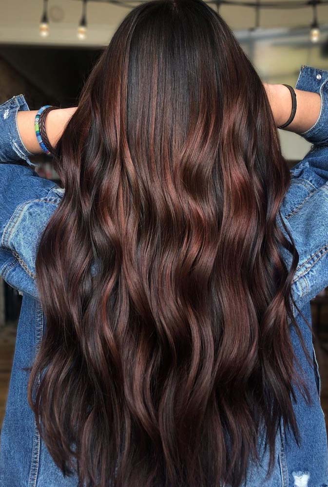 Ondas para realçar a beleza e a naturalidade do cabelo chocolate