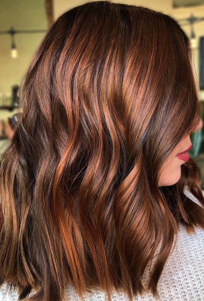 O cabelo chocolate com luzes é um dos preferidos. Vai bem com qualquer tipo de pele