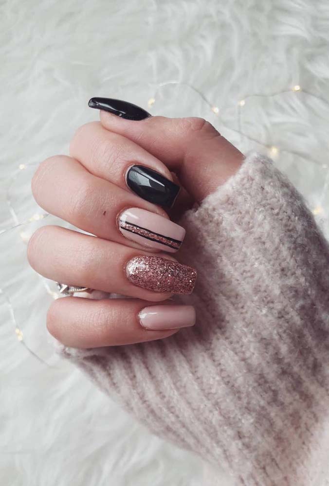 Unhas perfeitas decoradas com toque de glitter para deixar o visual ainda melhor