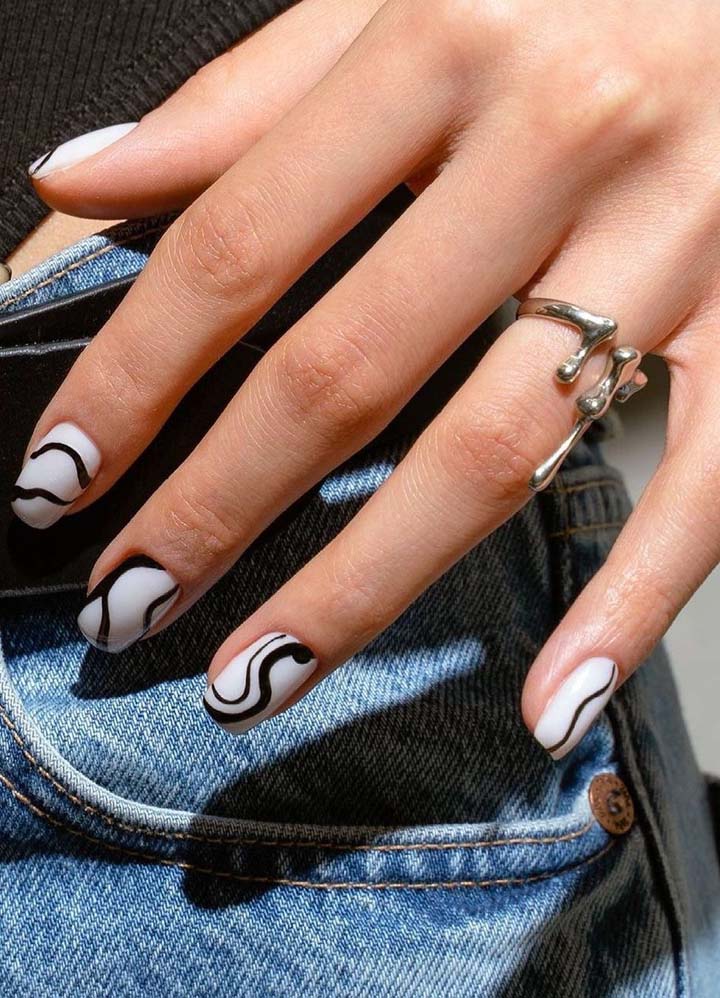 Unhas perfeitas decoradas em cores neutras para um look moderno