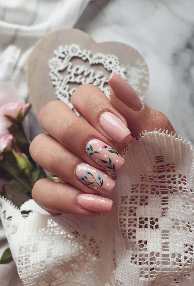 Para ter unhas perfeitas decoradas lembre-se de respeitar o tempo de secagem do esmalte