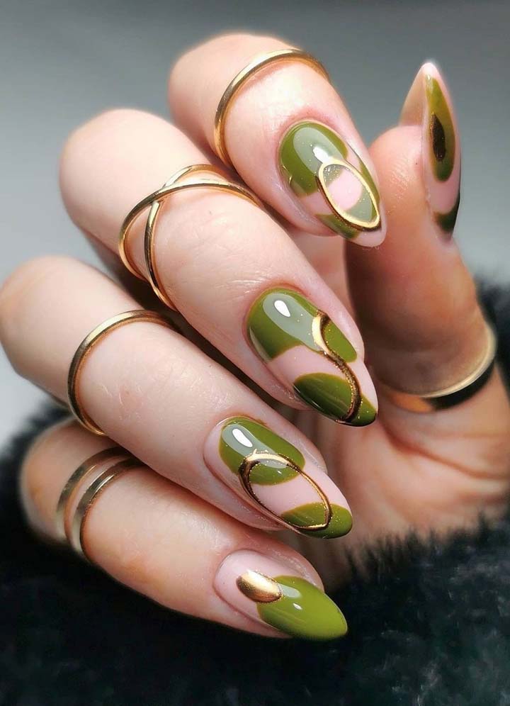 Que tal arriscar um tom de esmalte diferente na sua próxima manicure?